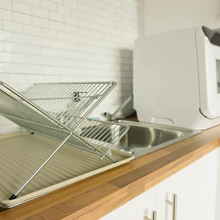 Manchester's Luxurious 2-bed Haven With Balcony - Canal Views & Proximity To United *