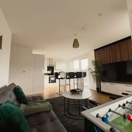 Manchester's Luxurious 2-bed Haven With Balcony - Canal Views & Proximity To United *