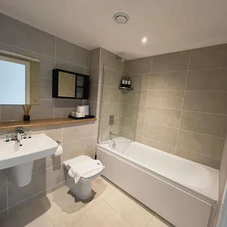 Manchester's Luxurious 2-bed Haven With Balcony - Canal Views & Proximity To United