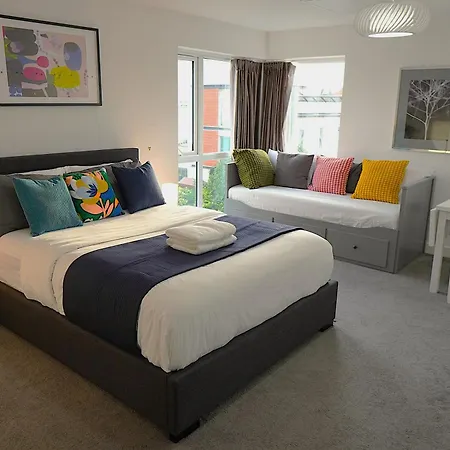 Luxury - Pick A - Free Parking & Kitchen Access, Near Etihad Stadium, The Coop Live & Piccadilly Station, Homestay *