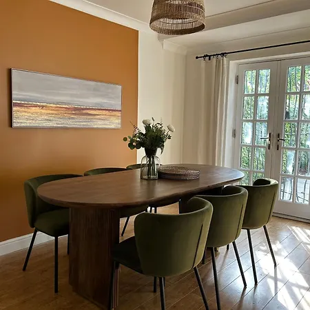 Serene Retreat Sleeps 6 With Garden Feriehus