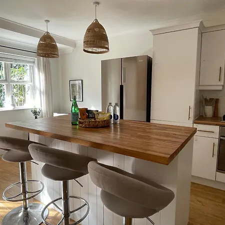 Serene Retreat Sleeps 6 With Garden *