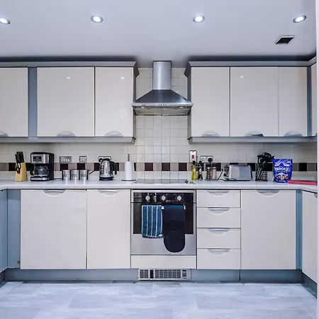 Comfy 2 Bedroom In Manchester, Pool Table And Ps4 Manchester