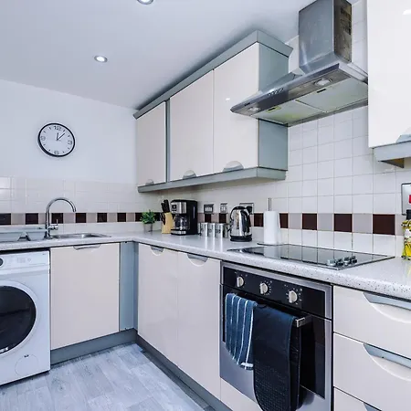 Comfy 2 Bedroom In Manchester, Pool Table And Ps4