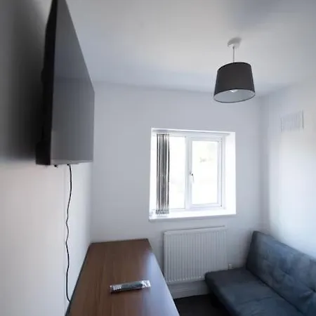 Spacious 3 Bed Airport Free Parking