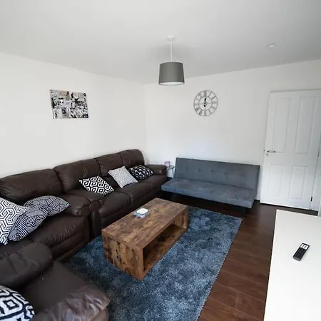 Spacious 3 Bed Airport Free Parking Sleeps 10 *