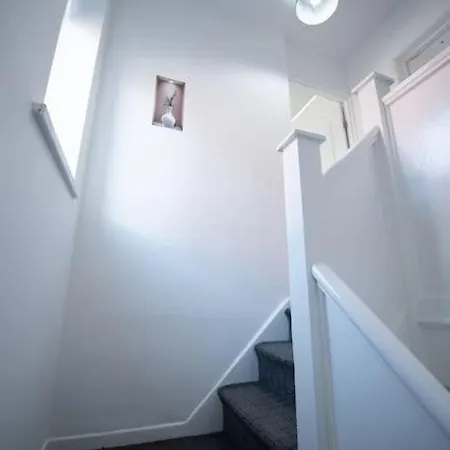 Spacious 3 Bed Airport Free Parking Sleeps 10 Μάντσεστερ