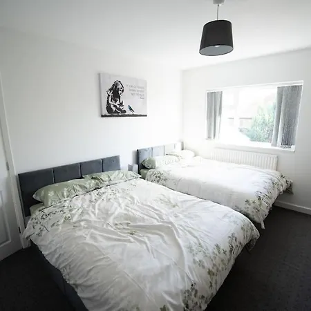 Spacious 3 Bed Airport Free Parking Sleeps 10 Διαμέρισμα *