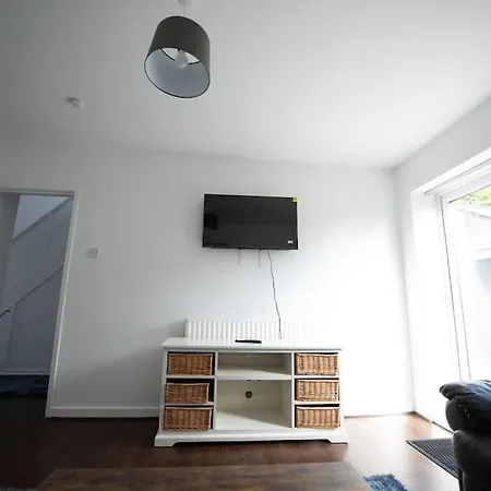 Διαμέρισμα Spacious 3 Bed Airport Free Parking Sleeps 10 *