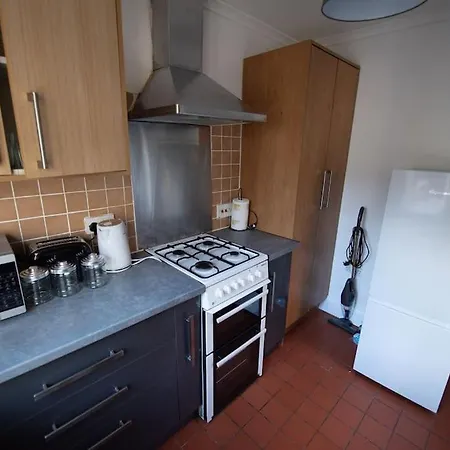 Spacious 3 Bed Airport Free Parking