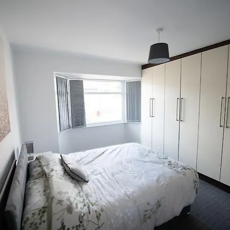 アパート Spacious 3 Bed Airport Free Parking Sleeps 10