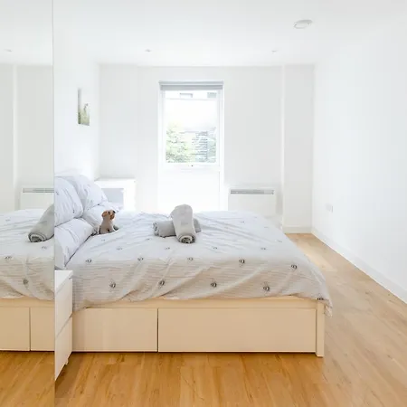 Warm 2 Bedroom 15 Min Walk To Etihad Stadium And Center *