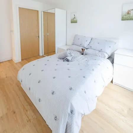 Warm 2 Bedroom 15 Min Walk To Etihad Stadium And Center *