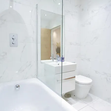 Luxury 7 Mins Walk To Salford - Pass The Keys *