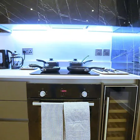 Luxury 7 Mins Walk To Salford - Pass The Keys *