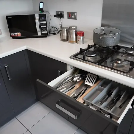 Luxury - Pick A - Free Parking & Kitchen Access, Near Etihad Stadium, The Coop Live & Piccadilly Station, Homestay Manchester