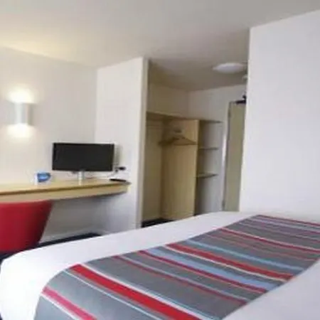 Travelodge Salford Quays מלון