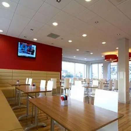 Travelodge Salford Quays מלון