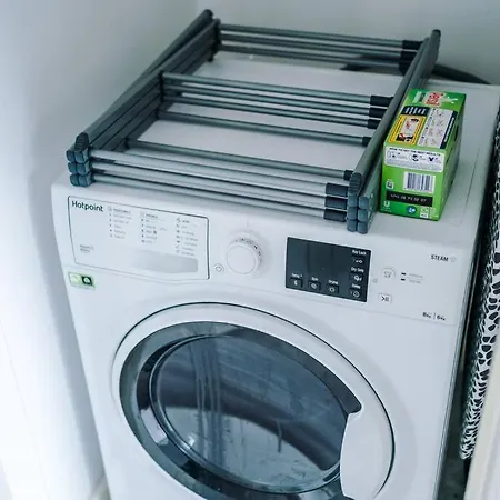 Sleeps 7, Stunning Home, Free Parking, Perfect For Groups, Long Term Disc