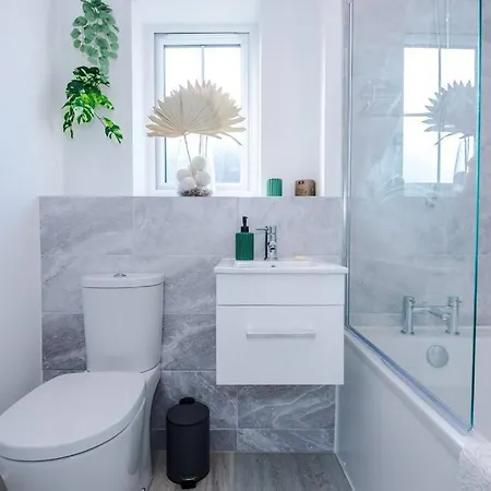 Sleeps 7, Stunning Home, Free Parking, Perfect For Groups, Long Term Disc 公寓