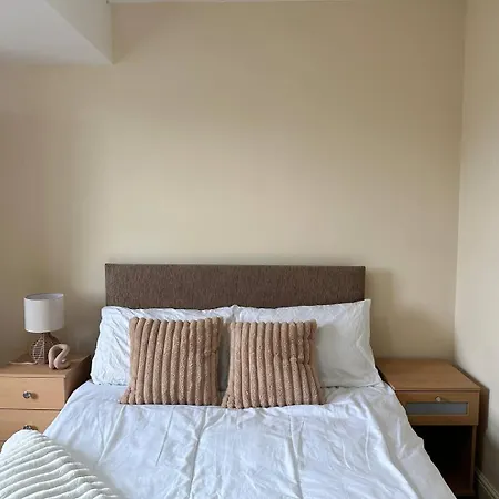 Spacious 2 Bedroom In Chorlton W Free Parking Apartment