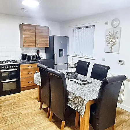 Rest&recharge At A Quiet House Close To Centre - Free Parking Holiday home Manchester
