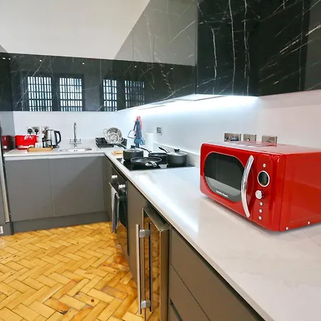 Beautiful Newly Built Flat - Walk To Centre - Pass The Keys