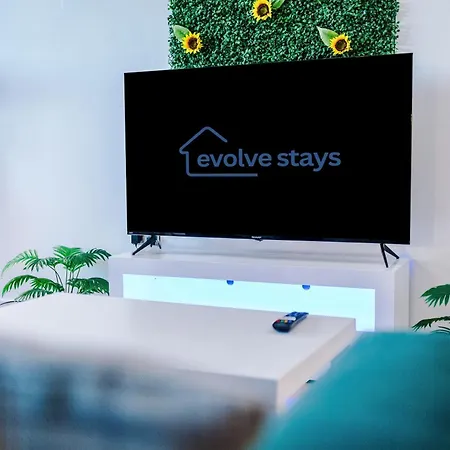 Sleeps 8, Duplex Apartment, Pool Table, Balcony X2, Long Term Disc, Perfect For Groups * Manchester