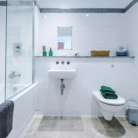 Sleeps 8, Duplex Apartment, Pool Table, Balcony X2, Long Term Disc, Perfect For Groups Апартаменты Манчестер