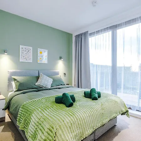 Sleeps 8, Duplex Apartment, Pool Table, Balcony X2, Long Term Disc, Perfect For Groups