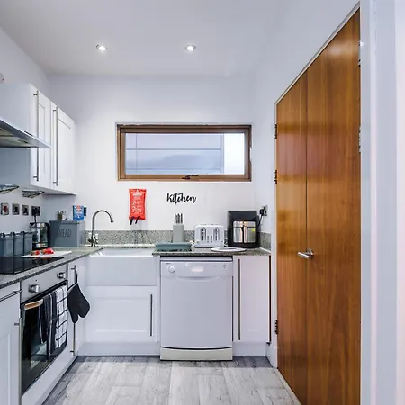 Sleeps 8, Duplex Apartment, Pool Table, Balcony X2, Long Term Disc, Perfect For Groups *