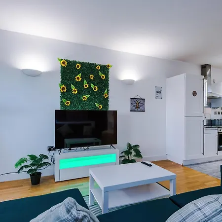 Sleeps 8, Duplex Apartment, Pool Table, Balcony X2, Long Term Disc, Perfect For Groups