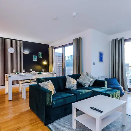 Апартаменты Sleeps 8, Duplex Apartment, Pool Table, Balcony X2, Long Term Disc, Perfect For Groups *