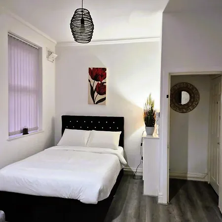 Affordably Elegant Close To Coop Live, Etihad Stadium And Centre *