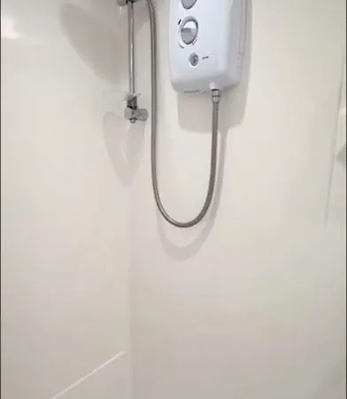 4-bed Retreat - Free Parking & Wifi *