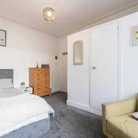 4-bed Retreat - Free Parking & Wifi Nyaraló *