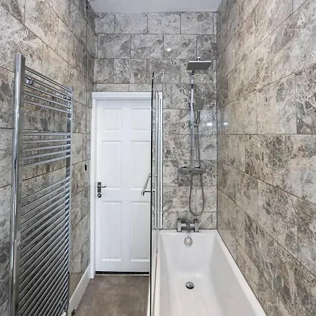 Nyaraló 4-bed Retreat - Free Parking & Wifi