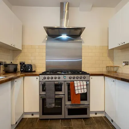 4-bed Retreat - Free Parking & Wifi