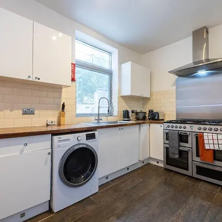 4-bed Retreat - Free Parking & Wifi Nyaraló