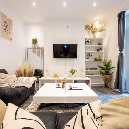 Dom wakacyjny 4-bed Retreat - Free Parking & Wifi