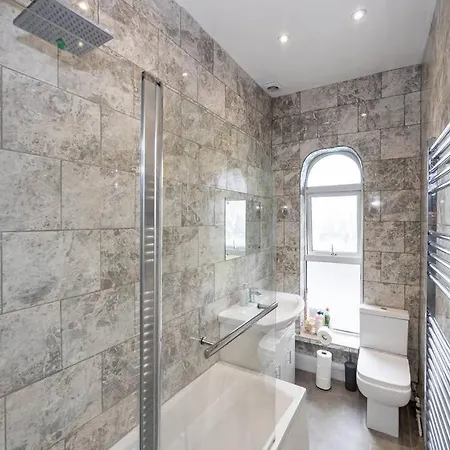 4-bed Retreat - Free Parking & Wifi