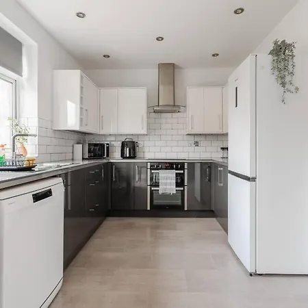 Three Bedroom House By Brookland Serviced Short Lets With Free Wifi *