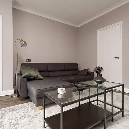 Apartman Three Bedroom House By Brookland Serviced Short Lets With Free Wifi *