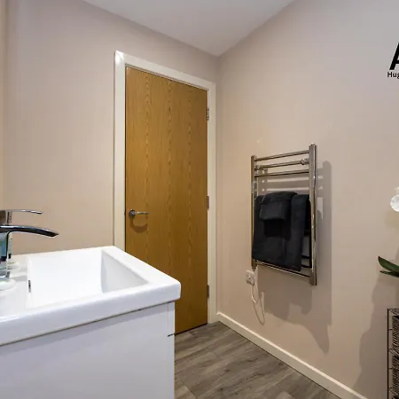 Chic One-Bedroom Apartment - Central Salford, Perfect For Professionals & Couples By Av Hughes Properties * מנצ'סטר