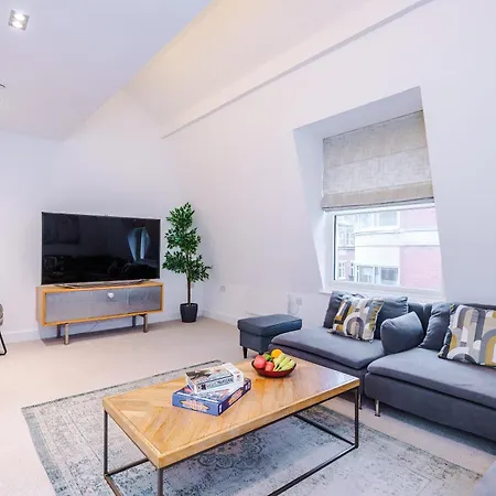 Villa Stylish 3-Bed Central Stay - Roof Terrace & Parking *