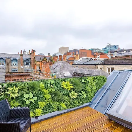 Stylish 3-Bed Central Stay - Roof Terrace & Parking Villa
