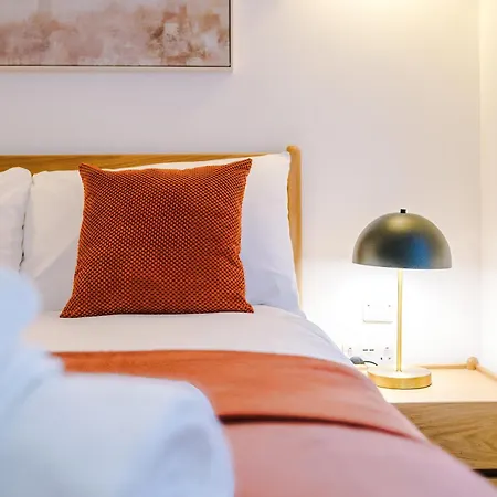 Stylish 3-Bed Central Stay - Roof Terrace & Parking Villa *