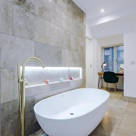 Stylish 3-Bed Central Stay - Roof Terrace & Parking