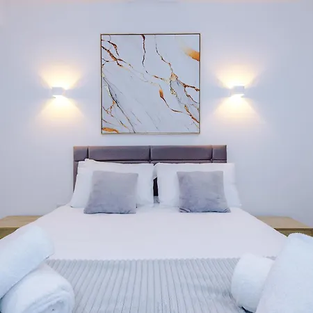 Stylish 3-Bed Central Stay - Roof Terrace & Parking Villa