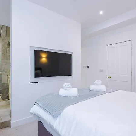 Stylish 3-Bed Central Stay - Roof Terrace & Parking Manchester